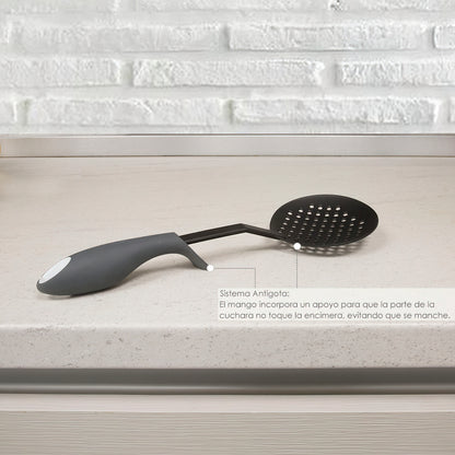 Escumadeira de Cozinha em Nylon Com Cabo Emborrachado Anti-Gotejamento 35 x 11,7 cm.