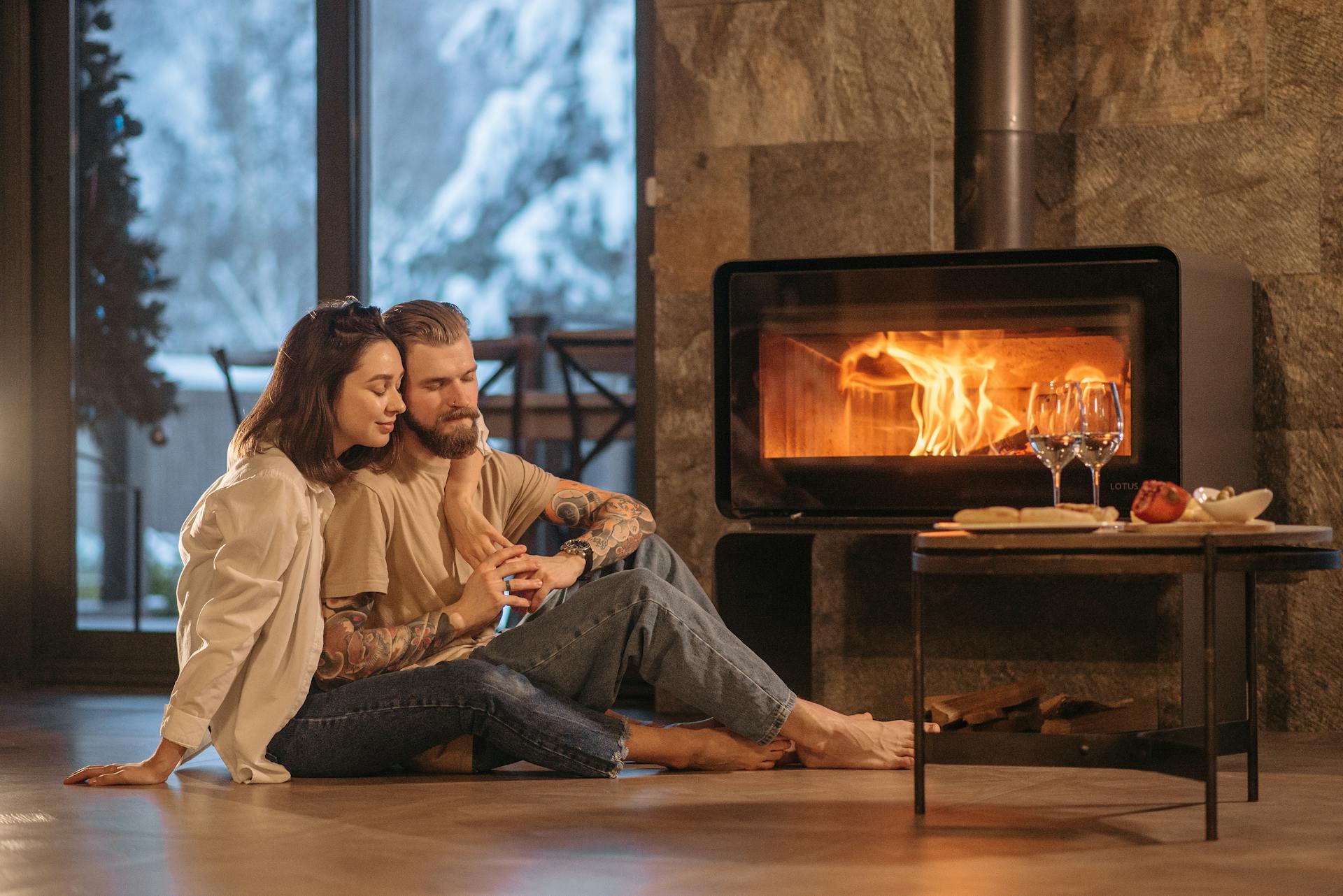 Pareja al calor de la chimenea